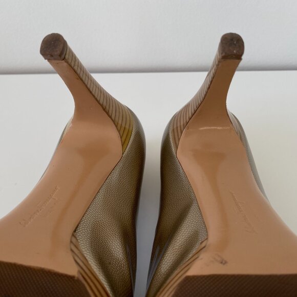 🇮🇹 Made in Italy | Salvatore Ferragamo｜Gold Leather｜Vara Bow Peep Toe Pumps - Picture 10 of 16